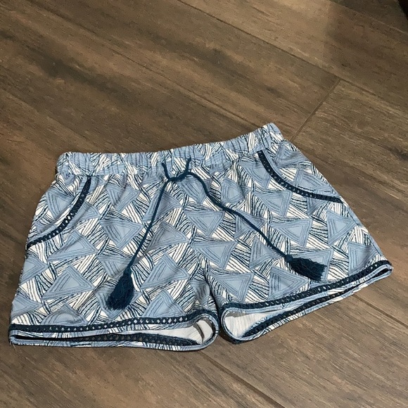 DOE & RAE Printed Embroidered Tassle Shorts. B - Picture 3 of 5